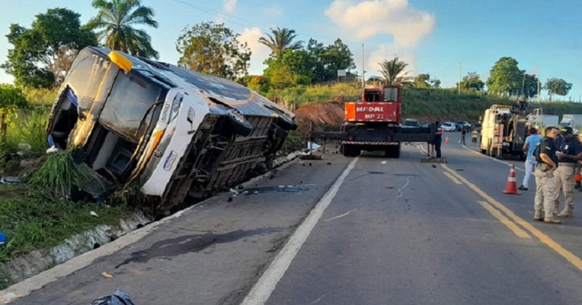 Acidente no Extremo Sul da Bahia deixa oito mortos e 23 feridos; veículo tinha saído para excursão