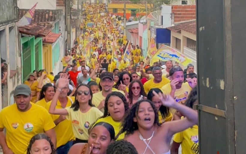 Multidão veste amarelo e toma as ruas de Firmino Alves em apoio à reeleição de Fabiano Sampaio